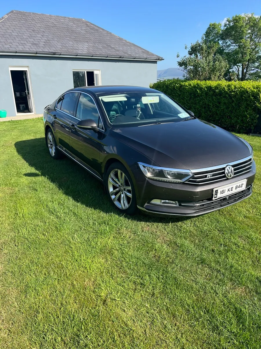 R-Line Volkswagen Passat - Image 2