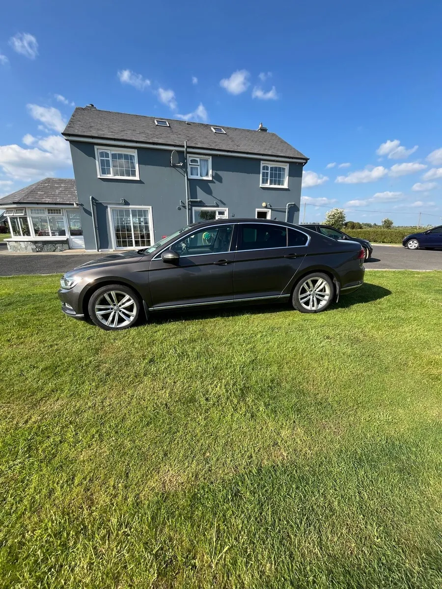 R-Line Volkswagen Passat - Image 4