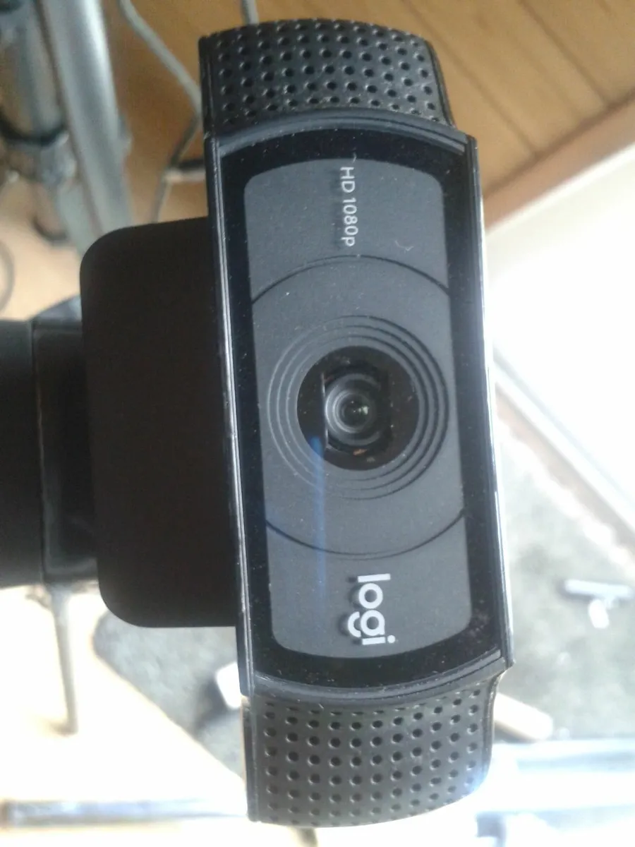 Logitech Cameras pair with stands and cables - Image 3