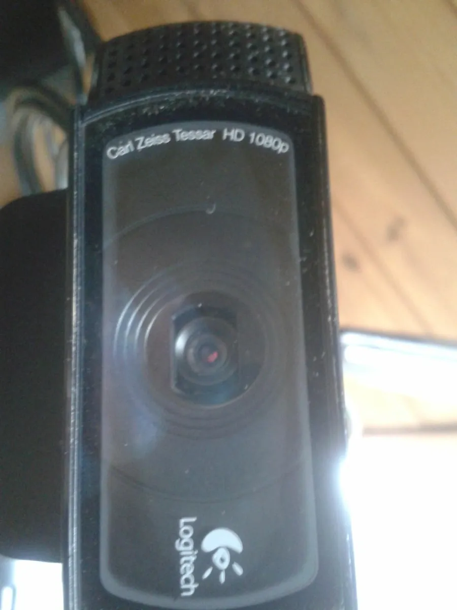 Logitech Cameras pair with stands and cables - Image 4
