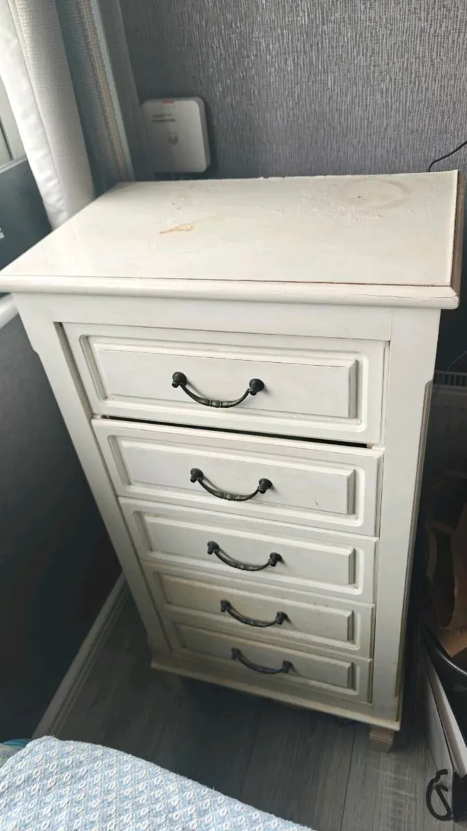 Chest of drawers