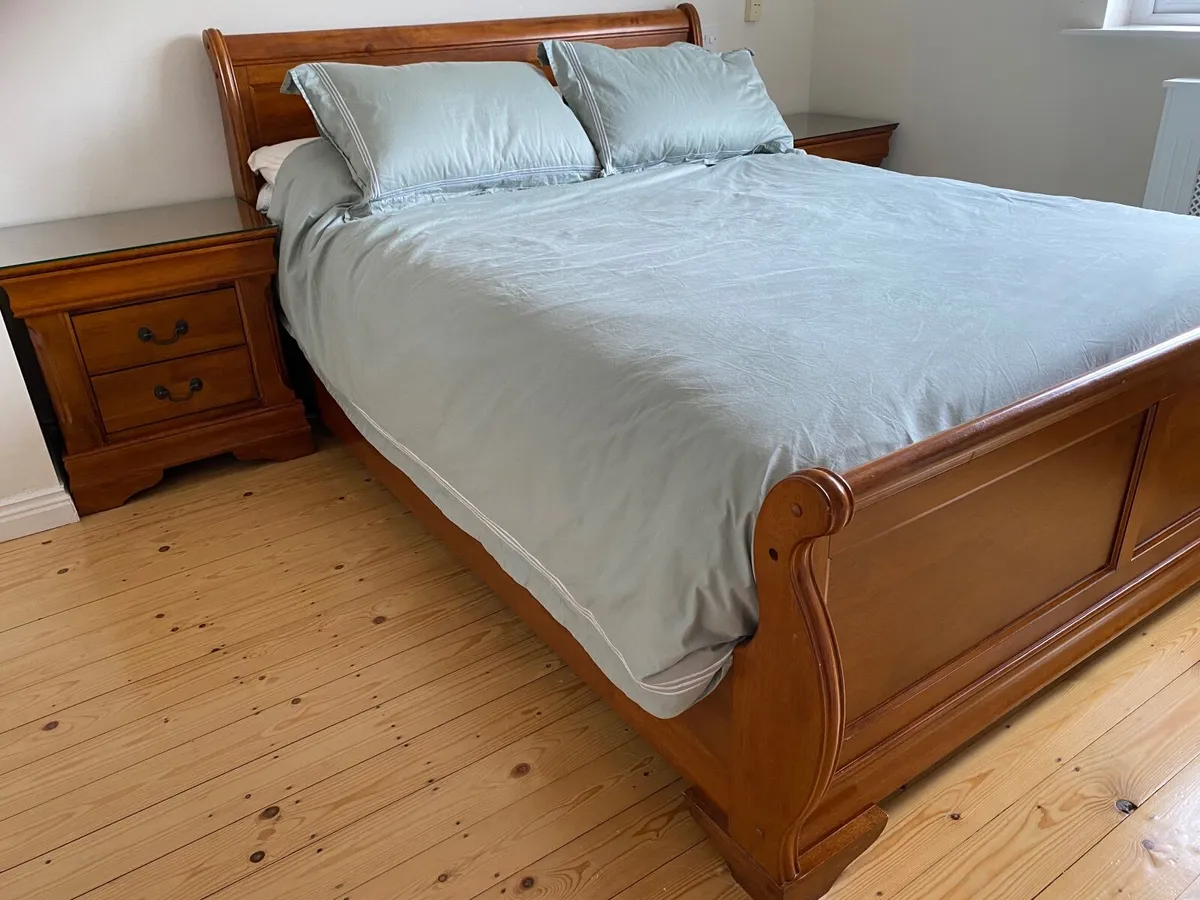 Mahogany sleigh bed & matching bedside lockers - Image 1