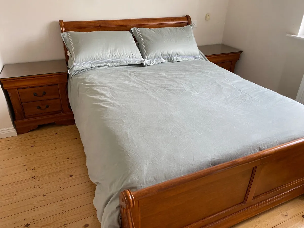 Mahogany sleigh bed & matching bedside lockers - Image 3