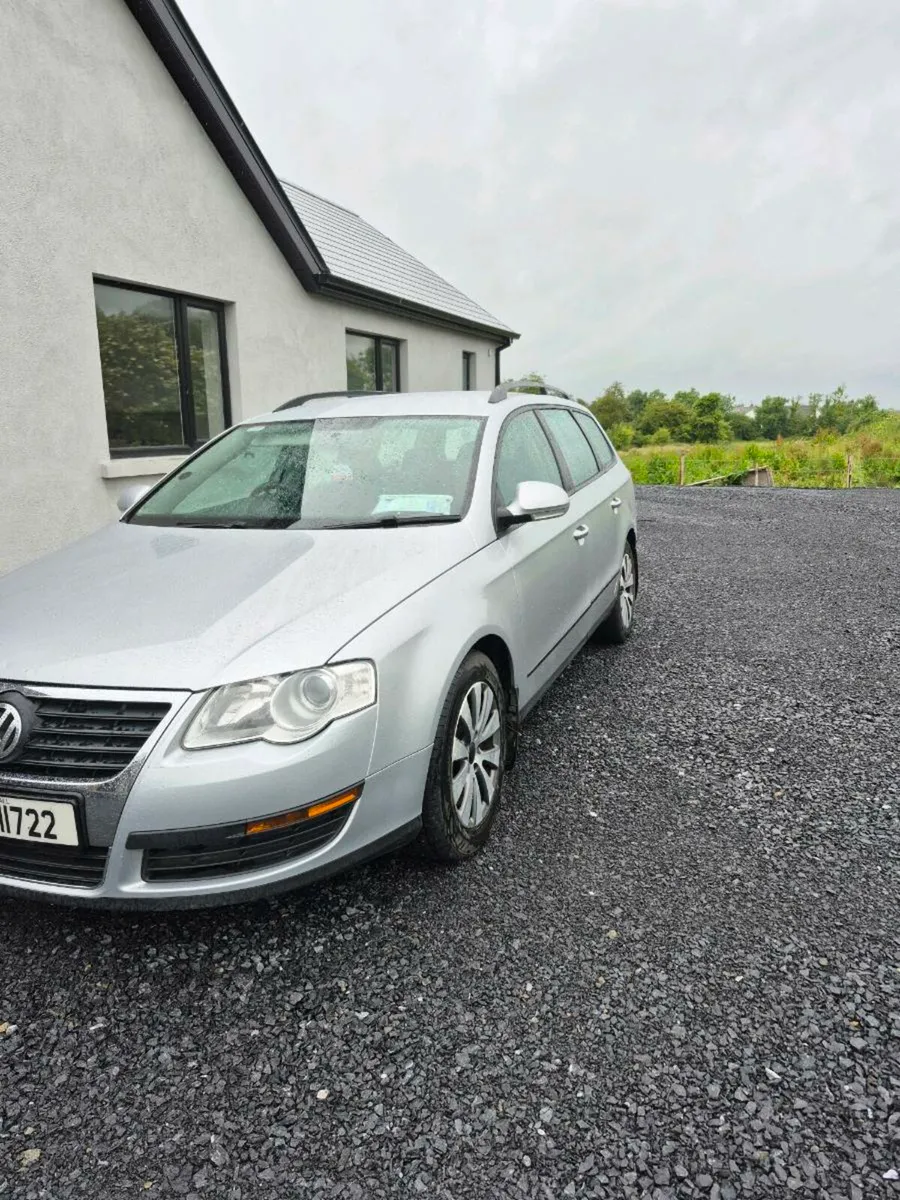 2010 Volkswagen Passat - Image 2