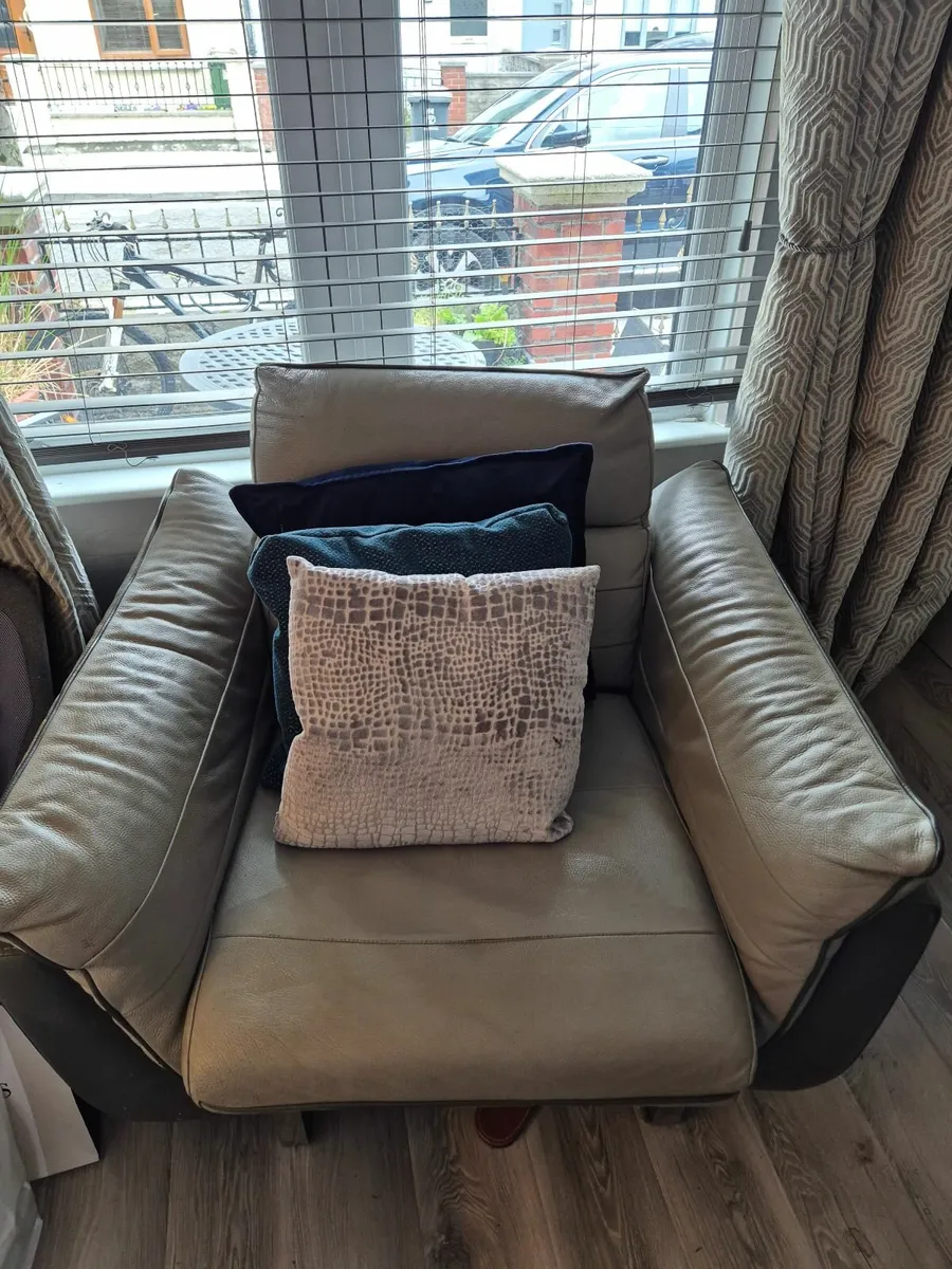 4 Piece Leather Suite - Image 4