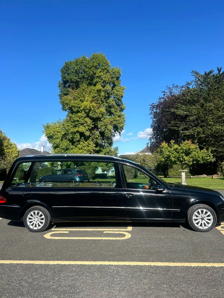Mercedes Benz hearse - Image 4