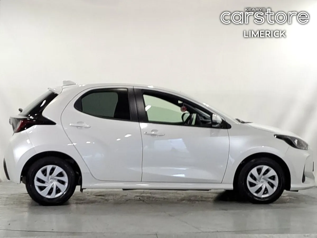 Toyota Yaris Hybrid - Image 2