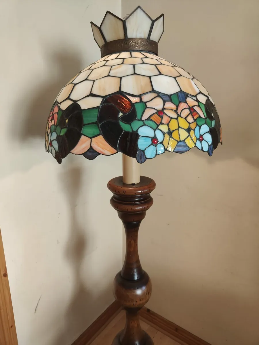 Large Tiffany style turned wood standard lamp - Image 1