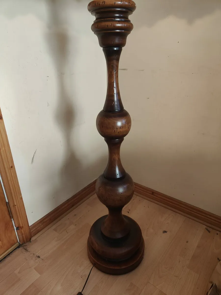 Large Tiffany style turned wood standard lamp - Image 2