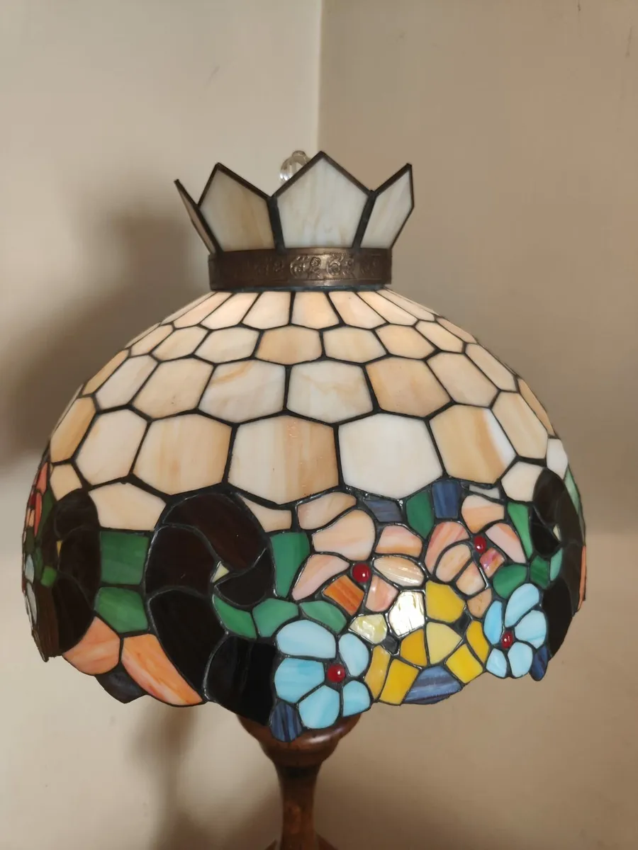 Large Tiffany style turned wood standard lamp - Image 3
