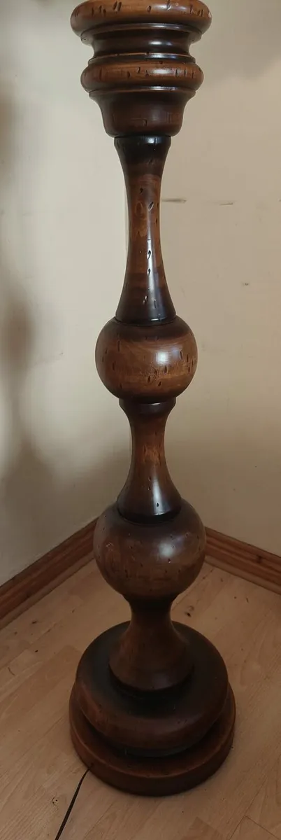 Large Tiffany style turned wood standard lamp - Image 4