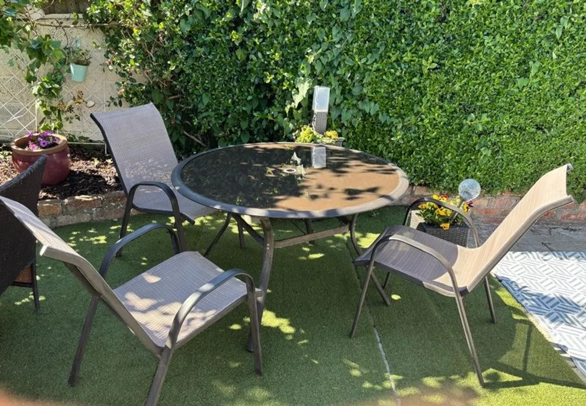 Beautiful Table and chairs!