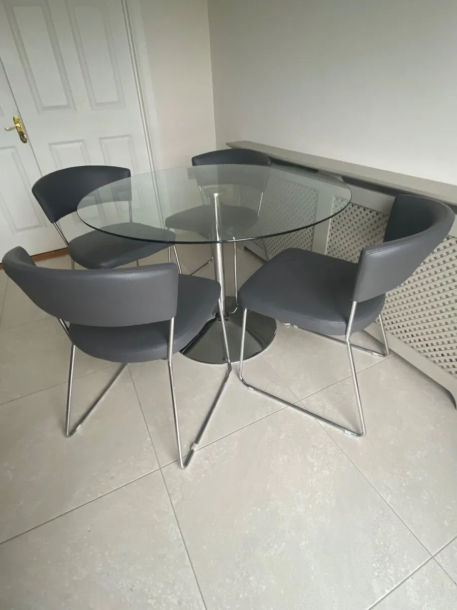 Round glass dining table & 4 chairs - Image 1