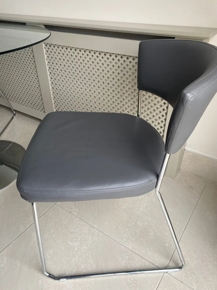 Round glass dining table & 4 chairs - Image 2