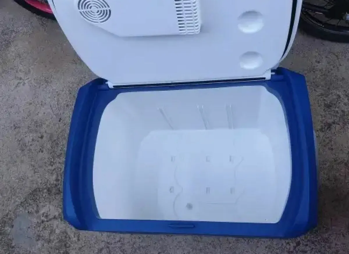 Halfords 40 Litre Mains and 12V & 24V Coolbox - Image 2