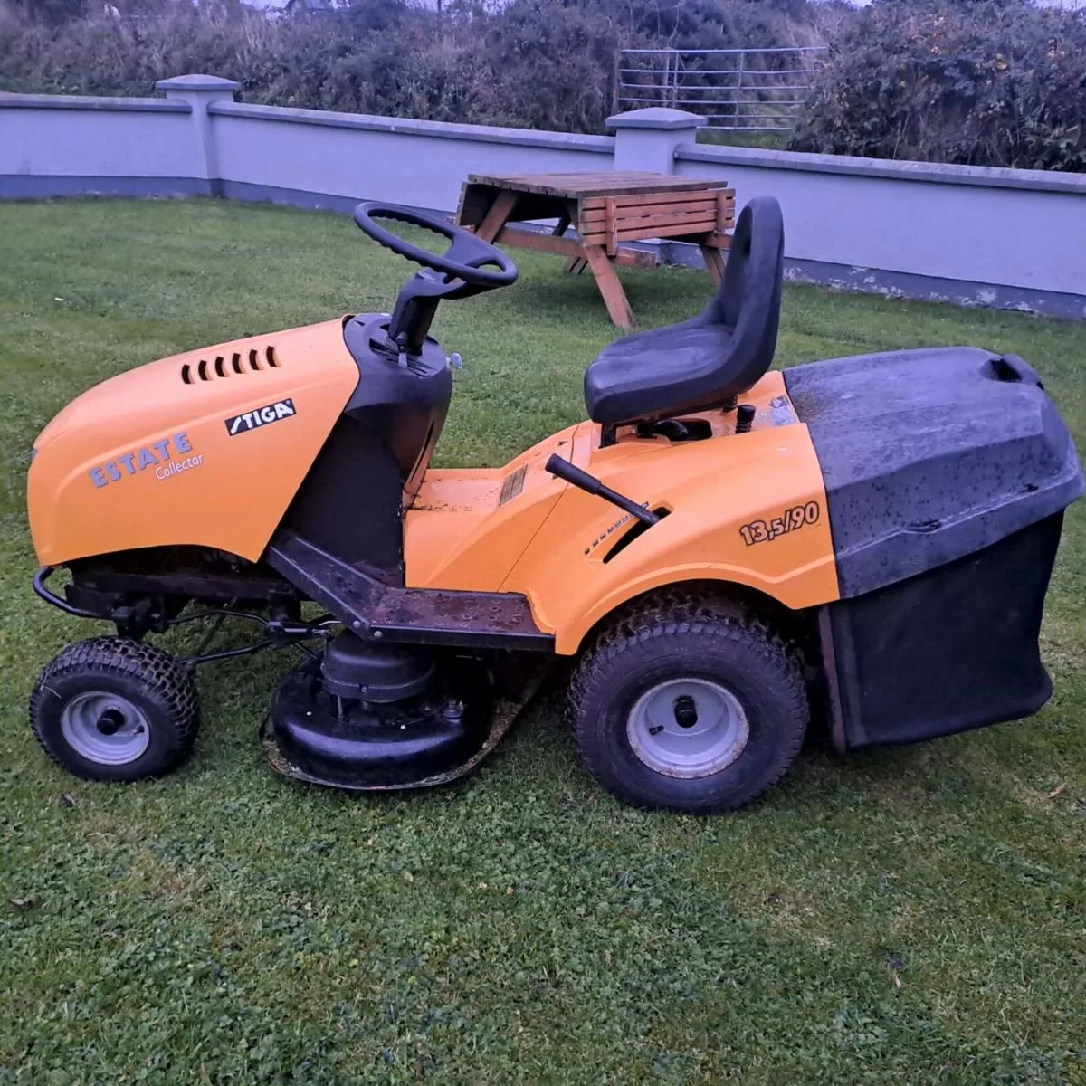 Ride on lawnmower - Image 1