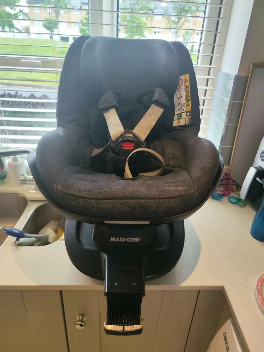 Maxi Cosi Car Seat and Maxi Cosi Isofix Base - Image 1