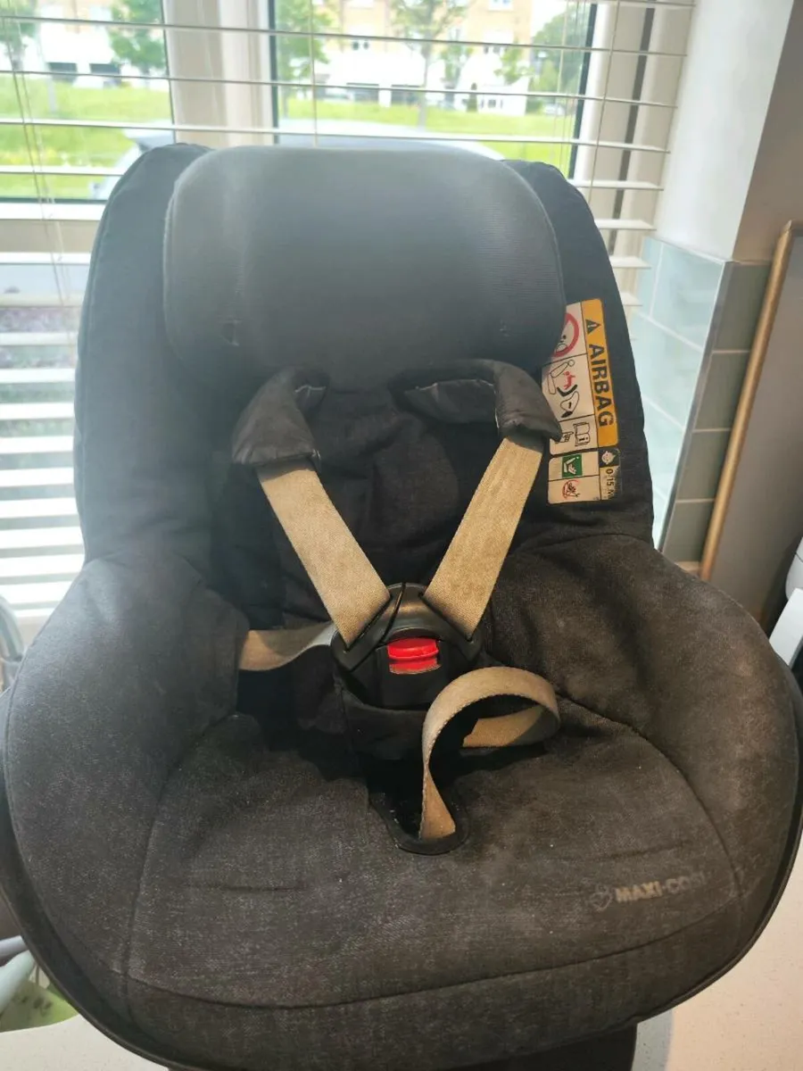 Maxi Cosi Car Seat and Maxi Cosi Isofix Base - Image 2