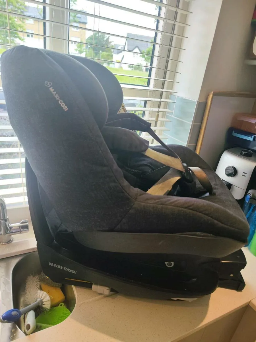 Maxi Cosi Car Seat and Maxi Cosi Isofix Base - Image 3