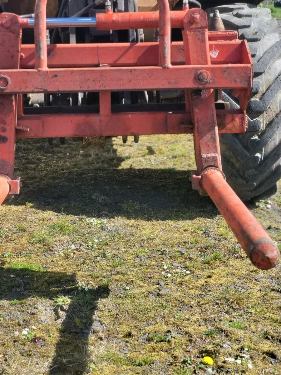 Bale stacker - Image 1