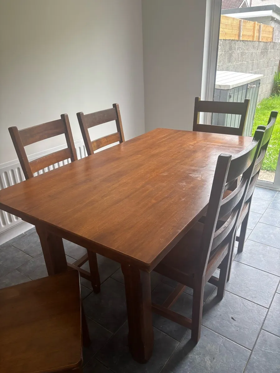 Table and 6 chairs - Image 1