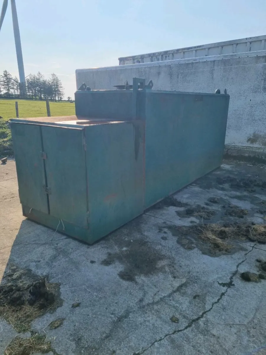 Diesel fuel tank with pump - Image 1