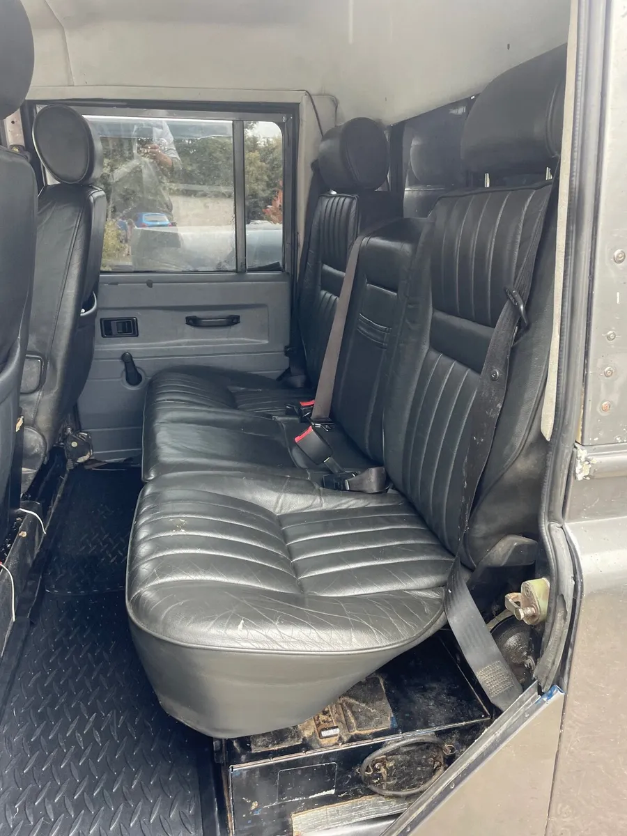 Land Rover Defender 2002 - Image 4