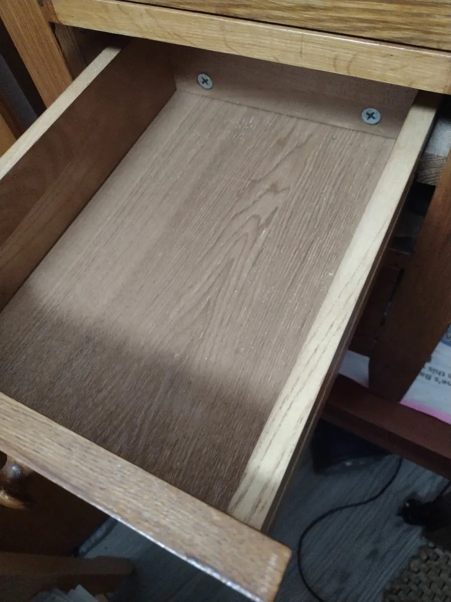Very heavy Oak side table with drawers - Image 3