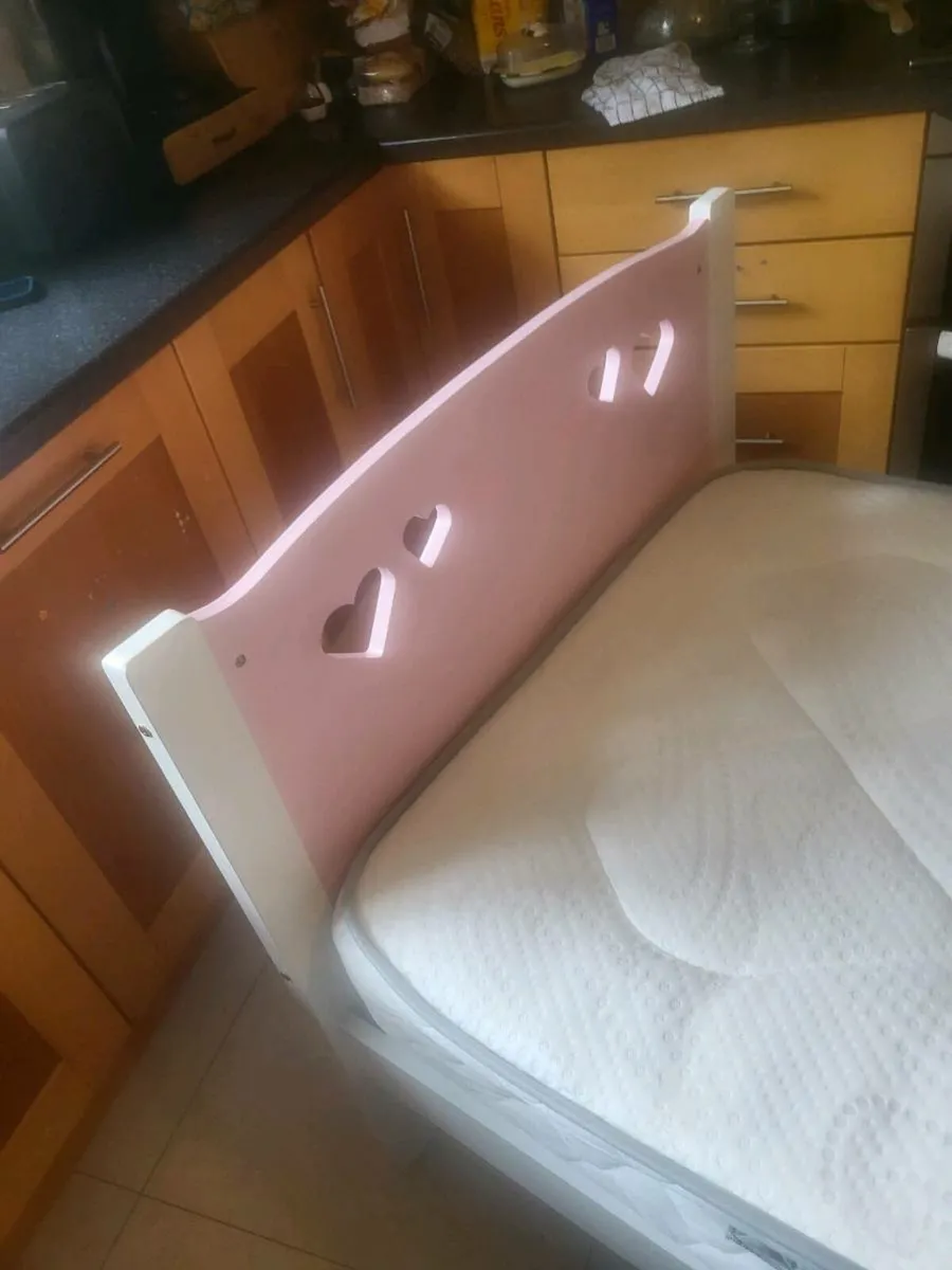 Girls single bed - Image 1