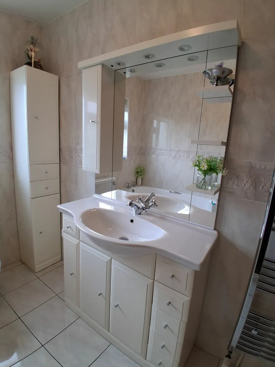 Vanity unit with overhead mirror