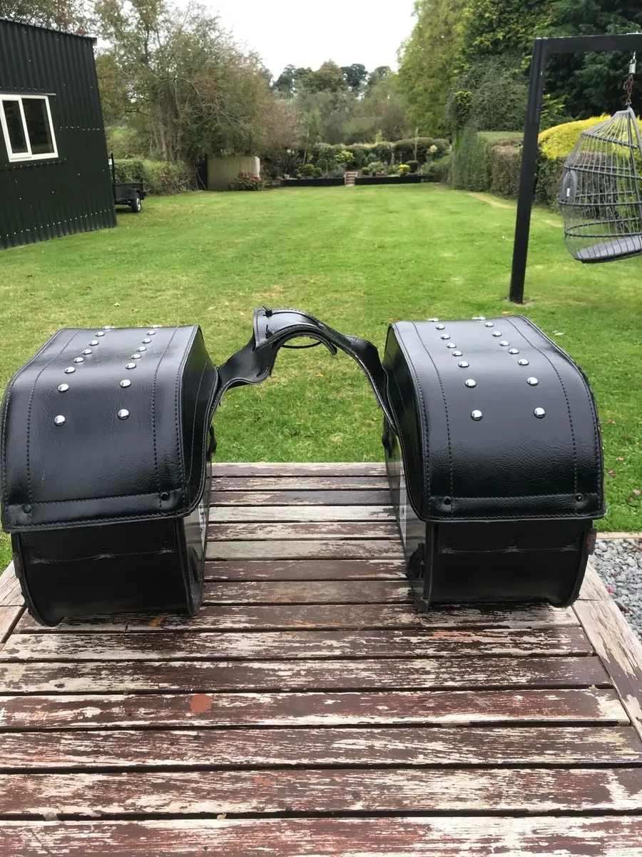 Motorcycle lockable leather Saddle Bags - Image 1