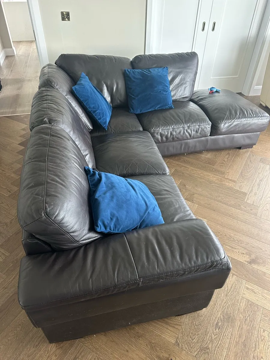 Leather L shaped couch - Image 1