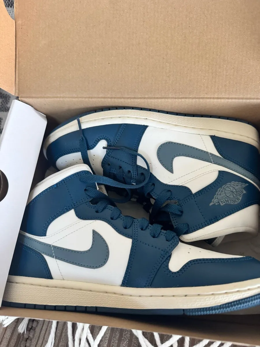 Jordan 1 Mid WMNS Uk 4.5 - Image 1