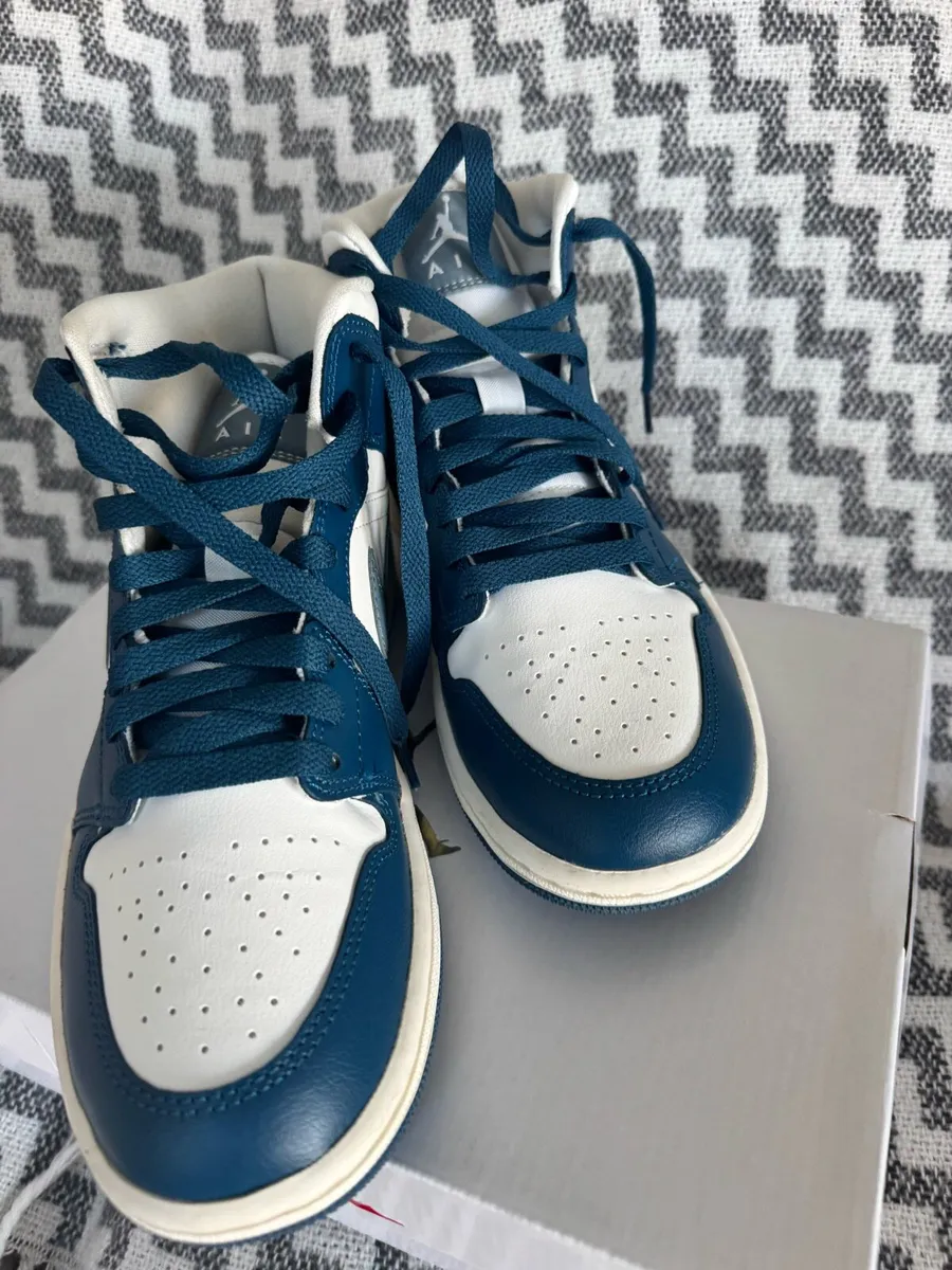 Jordan 1 Mid WMNS Uk 4.5 - Image 2