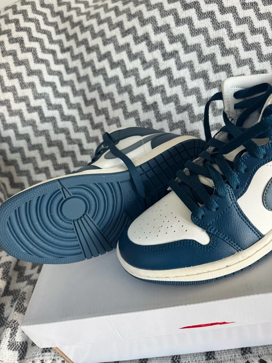 Jordan 1 Mid WMNS Uk 4.5 - Image 3