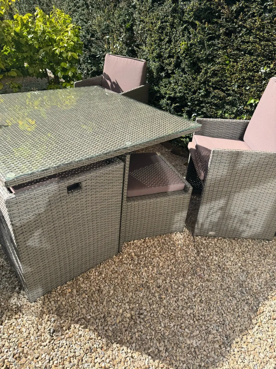 Luxury rattan garden table and chairs - Image 1