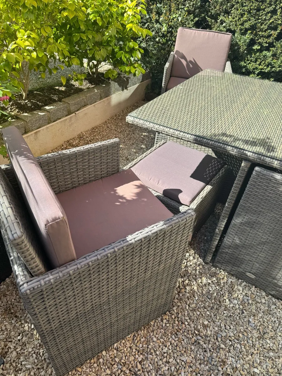 Luxury rattan garden table and chairs - Image 4