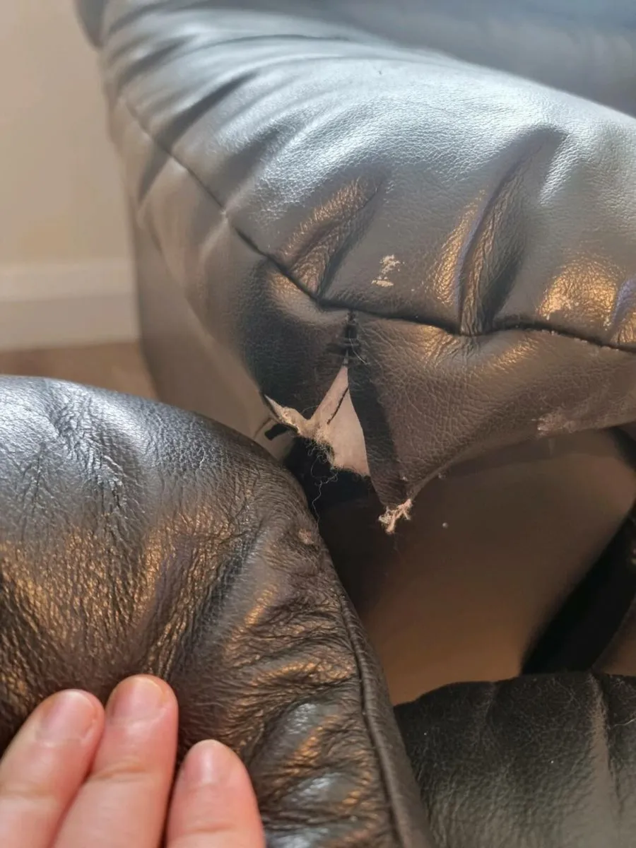 3 seater couch, black leather some minor damage - Image 4