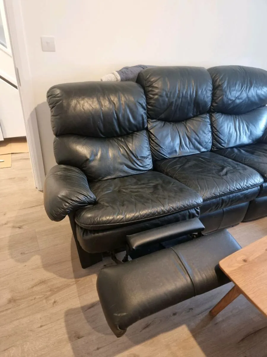 3 seater with 2 functional reclining seats - Image 1