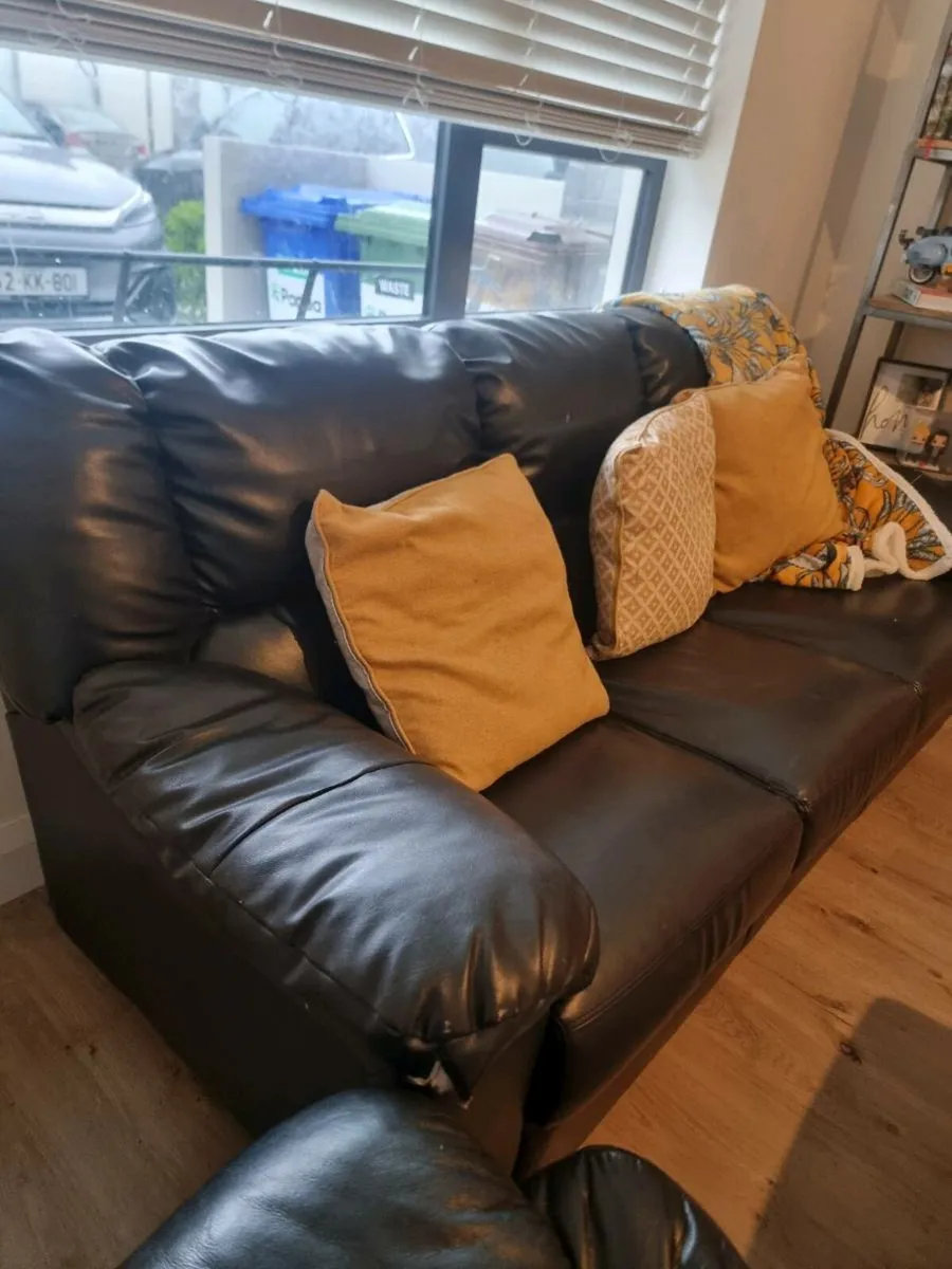 3 seater couch, black leather some minor damage - Image 2