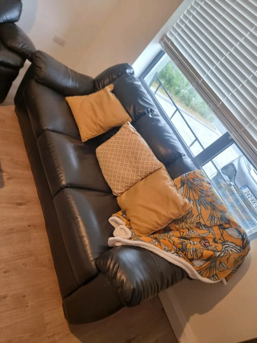 3 seater couch, black leather some minor damage - Image 3