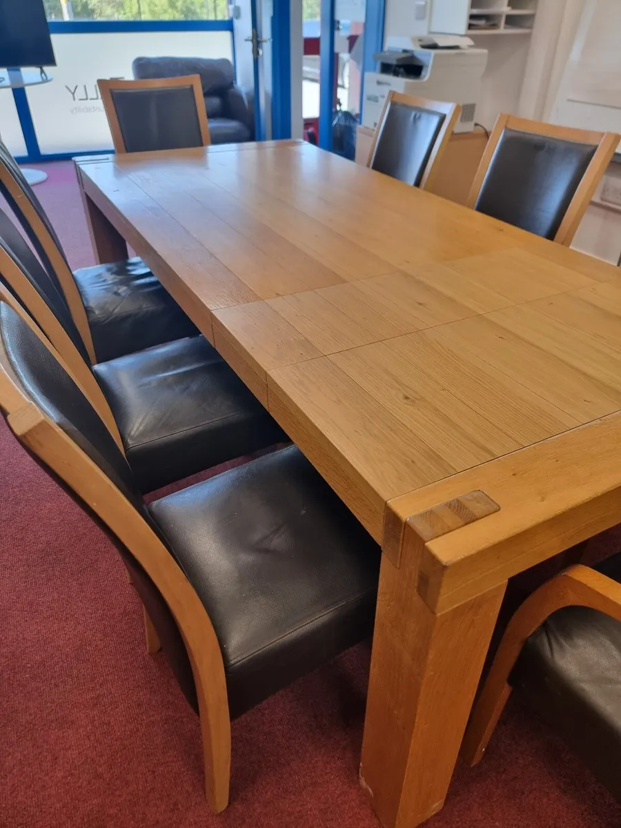 Kitchen table and 8 leather chairs - Image 1