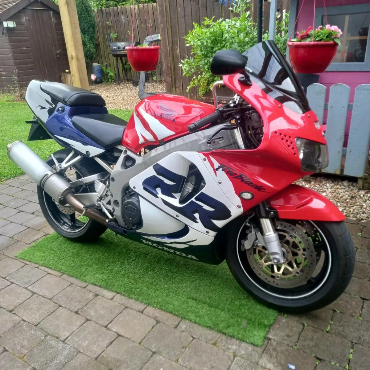 Honda CBR Fireblade 900 RR - Image 1