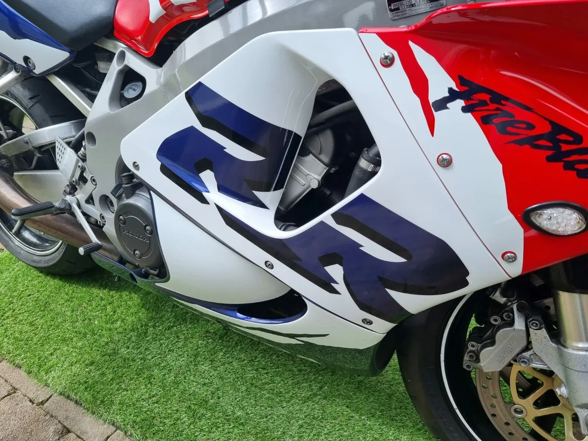 Honda CBR Fireblade 900 RR - Image 4