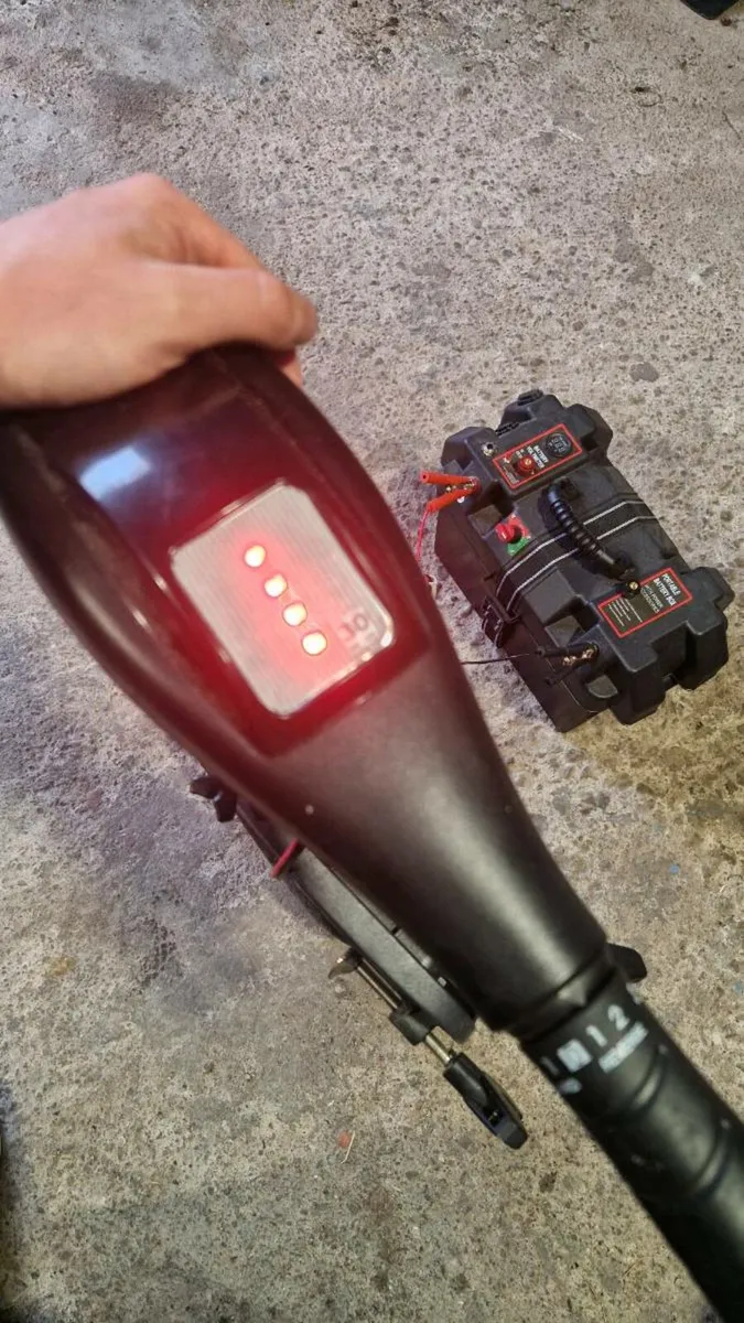 Electric outboard engine & battery pack - Image 2