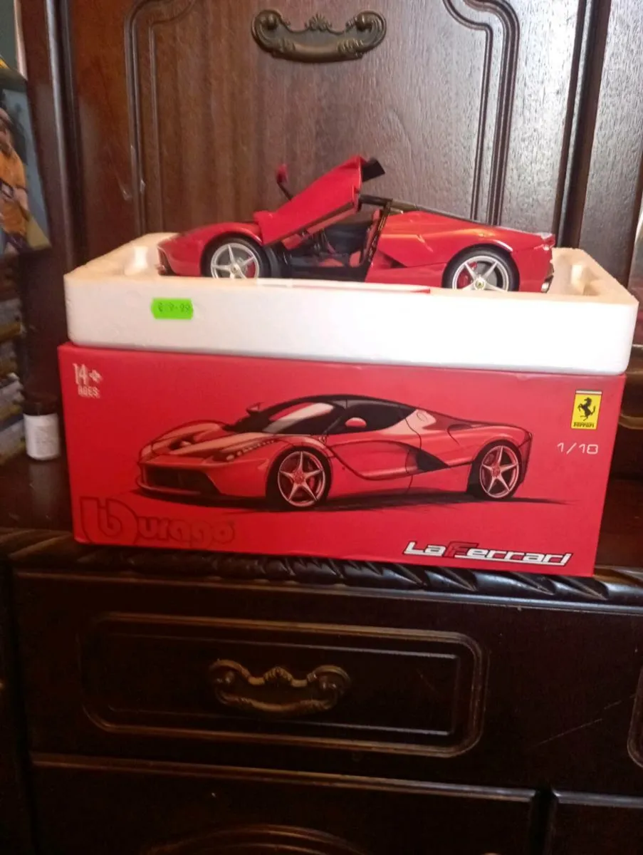 BbURAGO La FERRARI DIE-CAST SPORTS CAR 1-18 SCALE. - Image 3