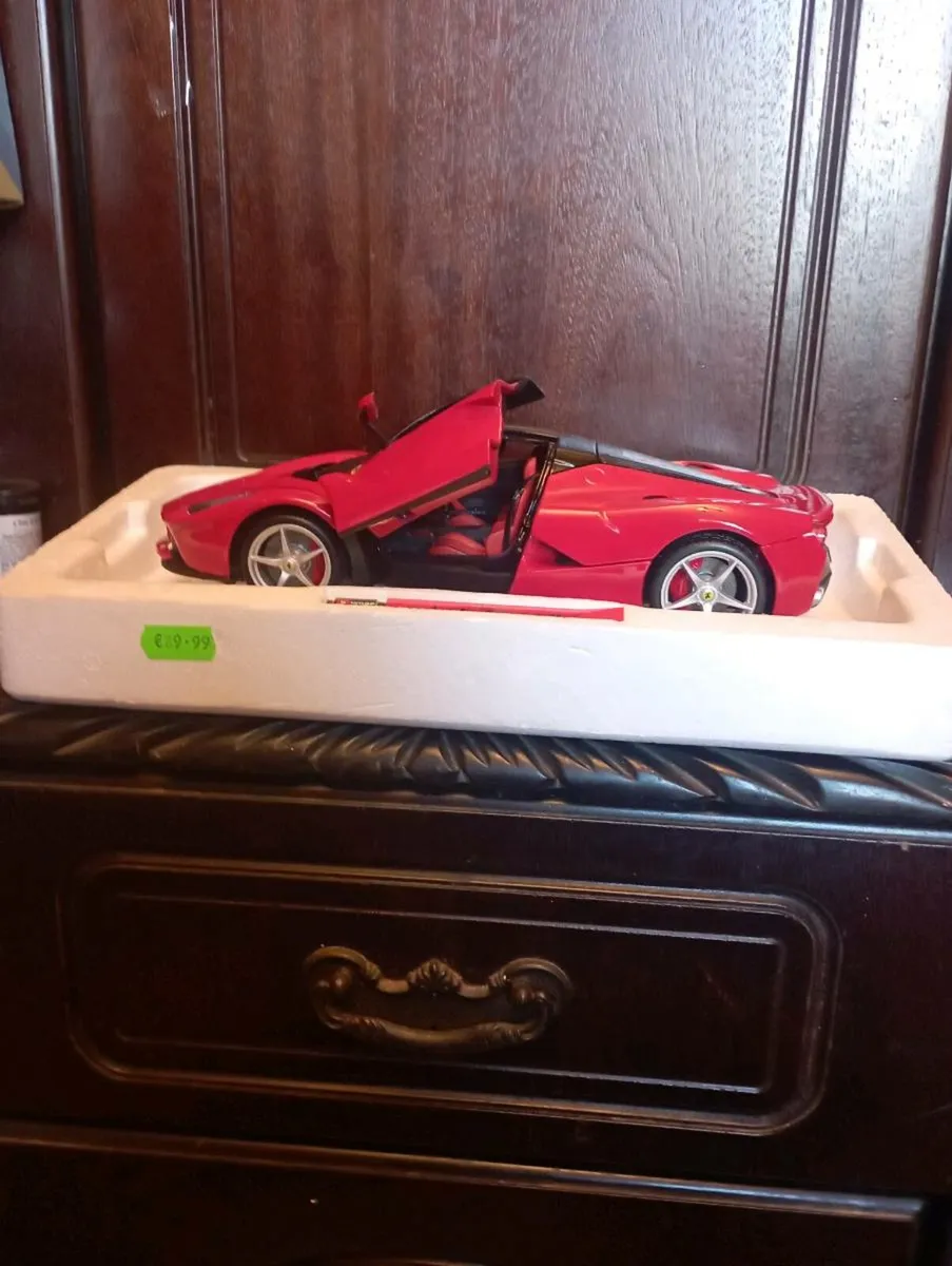 BbURAGO La FERRARI DIE-CAST SPORTS CAR 1-18 SCALE. - Image 2