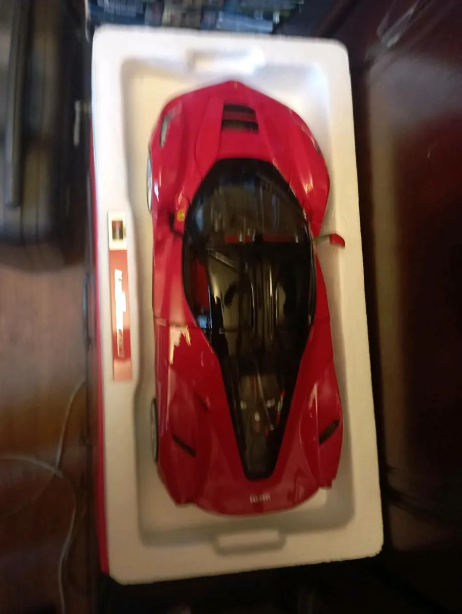 BbURAGO La FERRARI DIE-CAST SPORTS CAR 1-18 SCALE. - Image 4