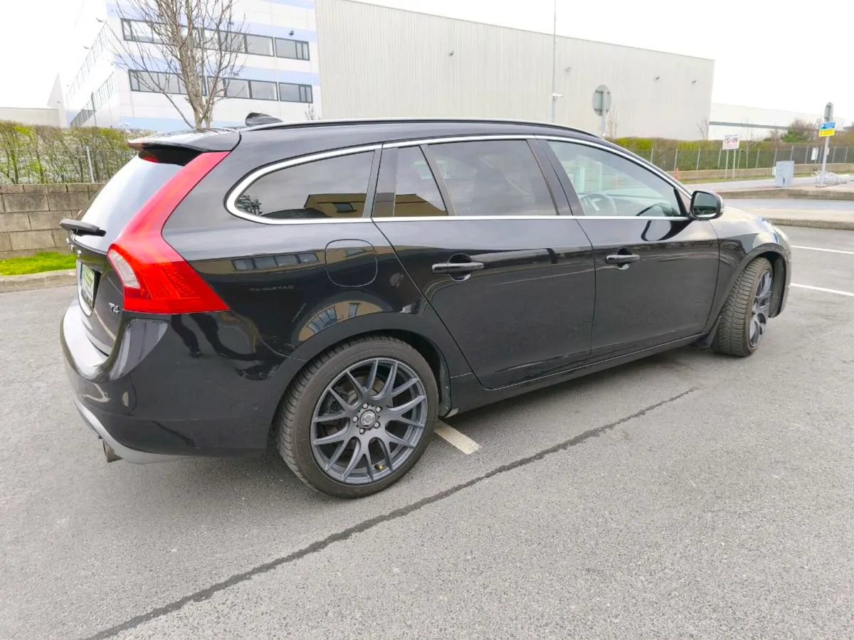 Volvo v60 T4 R design 180hp manual - Image 4