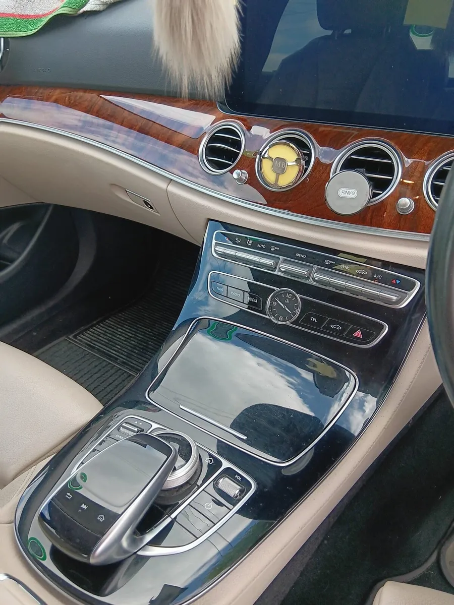 191 Mercedes Benz 200D Auto - Image 4